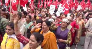 हिमाचल प्रदेश में मिड-डे मील वर्कर्स ने अपनी लंबित मांगों को लेकर सोमवार को प्रदेशव्यापी हड़ताल करते हुए सरकार के खिलाफ मोर्चा खोल दिया। सीटू से संबंधित मिड-डे मील वर्कर्स यूनियन के बैनर तले प्रदेशभर से पहुंचे कार्यकर्ताओं ने टॉलैंड से सचिवालय तक रोष रैली निकाली