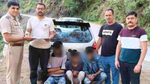 उपमंडल राजगढ़ में पुलिस ने नशा तस्करी के खिलाफ कार्रवाई करते हुए तीन युवकों के कब्जे से चिट्टा (हेरोइन) बरामद किया है। पुलिस ने आरोपियों के खिलाफ एनडीपीएस एक्ट के तहत केस दर्ज कर आगामी जांच शुरू कर दी है।
