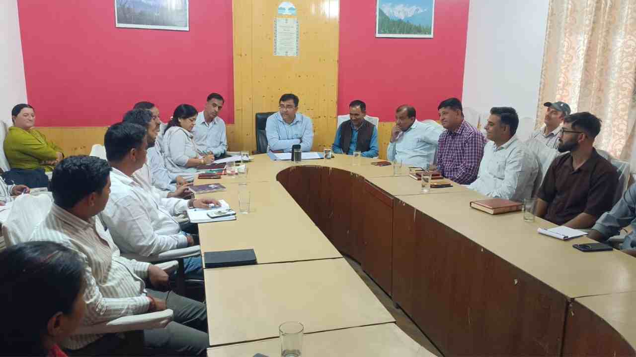 जिला सिरमौर के विकास खंड राजगढ़ की पंचायत समिति में 22 वर्षीय सुदर्श कुमार ने विशेष उपलब्धि हासिल की है। पंचायत समिति वार्ड नंबर-1 कोटी पधोग से निर्वाचित हुए सुदर्श कुमार हिमाचल प्रदेश पंचायती राज चुनाव-2026 में चुने गए सबसे युवा पंचायत समिति सदस्य (BDC) बन गए हैं।