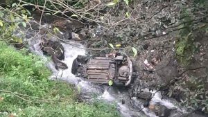 रामपुर बुशहर में दुर्घटनाग्रस्त कार। उपतहसील तकलेच में हुए एक दर्दनाक सड़क हादसे में पिता की मौत हो गई, जबकि बेटा गंभीर रूप से घायल हो गया। घायल का अस्पताल में उपचार किया जा रहा है।