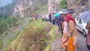 जिला शिमला के रामपुर उपमंडल के तहत तकलेच चौकी क्षेत्र में हुए भीषण सड़क हादसे में छह लोगों की दर्दनाक मौत हो गई। हादसा उरमण नामक स्थान पर हुआ, जहां एक पिकअप वाहन अनियंत्रित होकर गहरी खाई में जा गिरा।