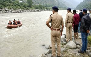 हिमाचल प्रदेश के जिला चंबा से रोंगटे खड़े कर देने वाली एक अमानवीय घटना सामने आई है, जहां एक व्यक्ति ने अपने 6 साल के मासूम को उफनती रावी नदी में फेंक दिया।