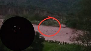 सिरमौर जिले में मंगलवार को हुई मूसलाधार बारिश के बीच नाहन विकासखंड की बर्मा पापड़ी पंचायत क्षेत्र में रूण नदी का जलस्तर अचानक बढ़ने से एक अधेड़ व्यक्ति नदी के बीच फंस गया।