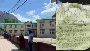 जिला शिमला के रोहड़ू स्थित एसडीएम (SDM) कार्यालय और कोर्ट परिसर को बम से उड़ाने की धमकी मिलने के बाद हड़कंप मच गया। सूचना मिलते ही पुलिस ने एहतियात के तौर पर दोनों परिसरों को तुरंत खाली करवा दिया और पूरे क्षेत्र को सुरक्षा घेरे में ले लिया।