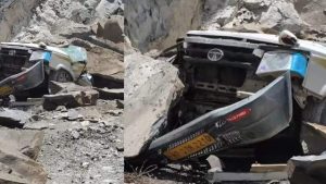 हिमाचल प्रदेश के जनजातीय जिला लाहौल-स्पीति में उदयपुर-किलाड़ (तांदी-संसारी राष्ट्रीय राजमार्ग) पर शुक्रवार दोपहर कडू नाला के समीप बड़ा हादसा हो गया, जहां कुल्लू से पांगी की ओर जा रही टाटा सूमो टैक्सी (एचपी-01एम-2210) अचानक पहाड़ी से गिरी भारी चट्टानों और मलबे की चपेट में आ गई।