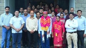 जिला लोक संपर्क अधिकारी कार्यालय हमीरपुर में तकनीकी सहायक के रूप में सेवारत संजीव कुमार शर्मा शनिवार को सेवानिवृत्त हो गए। जिला लोक संपर्क अधिकारी और कार्यालय के अन्य अधिकारियों एवं कर्मचारियों ने संजीव शर्मा को भावुक विदाई दी