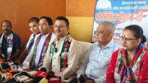 पार्टी के नवनियुक्त प्रदेश अध्यक्ष नितिन चौहान उर्फ टिंकू ने सोमवार को नाहन में पत्रकार वार्ता में कहा कि पार्टी किसी व्यक्ति, दल या सरकार के विरोध की राजनीति नहीं करेगी, बल्कि अपने मुद्दों और संगठन की ताकत के साथ जनता के बीच जाएगी।
