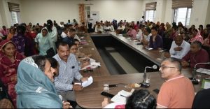 विधायक नाहन अजय सोलंकी की अध्यक्षता में खंड विकास कार्यालय नाहन में विकास खंड के नव चयनित बीपीएल परिवारों के साथ संवाद कार्यक्रम आयोजित हुआ।