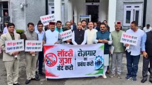 हिमाचल प्रदेश में लॉटरी शुरू करने के सुक्खू सरकार के फैसले के खिलाफ भाजपा विधायकों ने बुधवार को विधानसभा परिसर के बाहर प्रदर्शन किया।