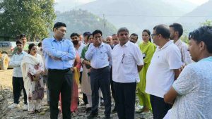 विधायक नीरज नैय्यर ने आज पुराने बस अड्डे पर निर्माणाधीन पार्किंग स्थल का निरीक्षण किया। उपायुक्त मुकेश रेपस्वाल भी इस दौरान विशेष रूप से उपस्थित रहे।