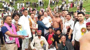 उपमंडल राजगढ़ के समीप चुरूवाधार स्थित कुफ्फर जोहड़ी में आयोजित ऐतिहासिक शनोल मेले में बुधवार को श्रद्धा, लोक संस्कृति और पारंपरिक कुश्ती का अनूठा संगम देखने को मिला।