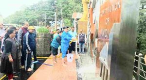 शिमला में अंबेडकर की प्रतिमा की सफाई करते जेपी नड्डा केंद्रीय स्वास्थ्य एवं परिवार कल्याण और रसायन एवं उर्वरक मंत्री जगत प्रकाश नड्डा ने शिमला के चौड़ा मैदान में आयोजित स्वच्छता अभियान कार्यक्रम में भाग लिया। इस अवसर पर उन्होंने भारत के संविधान निर्माता भारत रत्न डॉ. भीमराव अंबेडकर की प्रतिमा की साफ-सफाई की और उन्हें माल्यार्पण कर श्रद्धांजलि अर्पित की।