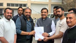 शिमला शहर के प्रतिबंधित मार्गों पर रहने वाले स्थानीय निवासियों की लंबे समय से चली आ रही समस्याओं के समाधान को लेकर एक प्रतिनिधिमंडल ने सोमवार को उपायुक्त कार्यालय शिमला में सांसद सुरेश कश्यप को ज्ञापन सौंपा।