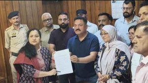 शिलान्यास पट्टिकाएं तोड़ने पर डीसी सिरमौर को ज्ञापन