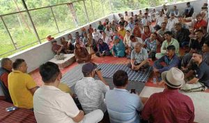 रेणुका बांध विस्थापित संघर्ष समिति के खैरी जोन की बैठक में विस्थापितों ने अपनी लंबित मांगों को लेकर एकजुटता दिखाई और चेतावनी दी कि यदि जल्द मांगों का समाधान नहीं हुआ तो बड़े आंदोलन का आयोजन किया जाएगा।