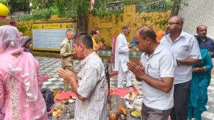 प्रसिद्ध धार्मिक स्थल श्री रेणुकाजी तीर्थ में भाद्रपद संक्रांति के शुभ अवसर पर श्री रेणुकाजी विकास बोर्ड की ओर से हवन यज्ञ का आयोजन किया गया। हवन यज्ञ में ग्राम पंचायत ददाहू के प्रधान पंकज गर्ग ने पत्नी सहित मुख्य याज्ञिक के रूप में भाग लिया।