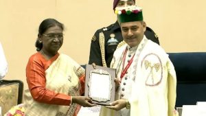 सिरमौर की समृद्ध लोक संस्कृति और पारंपरिक नाटी को देश-दुनिया के मंचों तक पहुंचाने वाले लोक कलाकार डॉ. जोगेंद्र हाब्बी को लोक नृत्य के क्षेत्र में उल्लेखनीय योगदान के लिए संगीत नाटक अकादमी पुरस्कार से सम्मानित किया गया है।