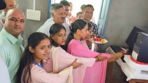 राजकीय संस्कृत महाविद्यालय, डंगार में ई-लर्निंग स्टेशन का शुभारंभ करते तकनीकी शिक्षा मंत्री।