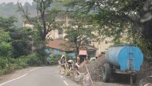 कालाअंब सड़क पर रेत बजरी के ढेर