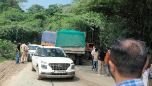 कालाअंब-पांवटा साहिब नेशनल हाईवे पर बुधवार को डंपर और आइशर ट्रक की जोरदार भिड़ंत हो गई।