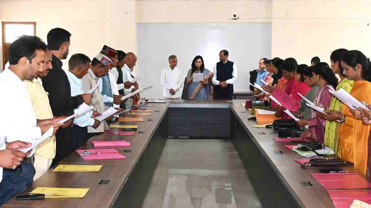 शिमला, चंबा और मंडी में आयोजित समारोहों में जिला परिषद और पंचायत समिति सदस्यों को शपथ दिलाई गई, जबकि बिलासपुर में जिला परिषद सदस्यों का शपथ ग्रहण समारोह 8 जून को आयोजित होगा।