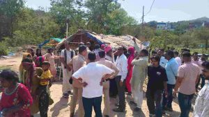 सलानी खड्ड में हादसे के बाद एकत्रित लोग जिला सिरमौर के प्रमुख औद्योगिक क्षेत्र कालाअंब से सटे मोगीनंद के समीप सलानी खड्ड में 10 वर्षीय मासूम की एक ट्रैक्टर की चपेट में आने से मौत हो गई। हादसे के बाद परिजनों का रो-रोकर बुरा हाल है।