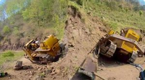 हिमाचल प्रदेश के जिला सोलन के कसौली क्षेत्र की ग्राम पंचायत दाड़वा के तहत जतरोग-कामली-डांगरी संपर्क मार्ग पर मरम्मत कार्य के दौरान बड़ा हादसा हो गया