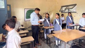DC ने मंडी मानवा स्कूल का निरीक्षण कर बच्चों से पढ़ाई पर की बात, प्राथमिक स्वास्थ्य केंद्र का भी लिया जायजा