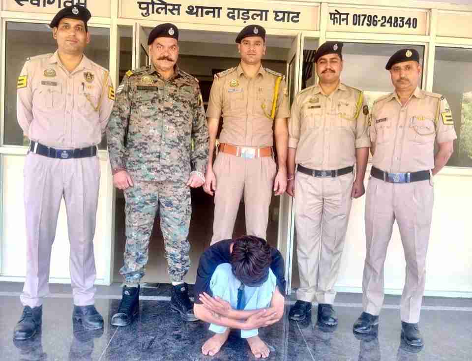 सोलन : पहले जंगल में पार्टी, फिर घर की बालकनी में बढ़ा विवाद… धक्का देकर मौत के घाट उतार दिया दोस्त
https://aapkibaatnews.com/himachal-news/solan-news/solan-first-a-party-in-the-woods-then-a-dispute-escalated-on-the-balcony-of-the-house-friend-pushed-him-to-death/