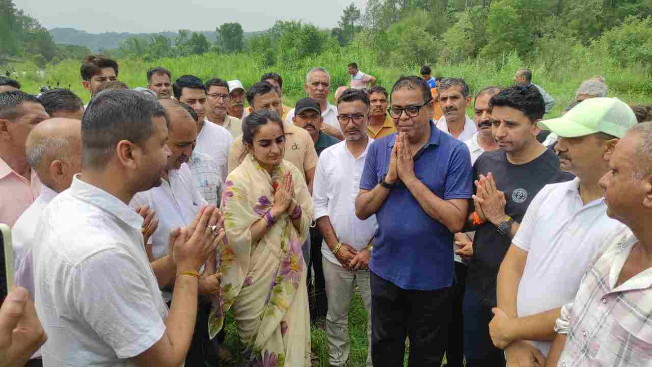 ओमान और ईरान के बीच स्थित होर्मुज जलडमरूमध्य में एक शिपिंग कंपनी के जहाज पर हुए हमले में जान गंवाने वाले हमीरपुर जिले की ग्राम पंचायत हड़ेटा के गांव भालू के मर्चेंट नेवी अधिकारी आदित्य शर्मा (23) का वीरवार दोपहर उनके पैतृक गांव के मोक्षधाम में अंतिम संस्कार कर दिया गया।