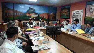 हमीरपुर में दिशा की बैठक की अध्यक्षता करते सांसद अनुराग ठाकुर। जिला विकास समन्वय एवं निगरानी समिति (दिशा) की बैठक सोमवार को यहां हमीर भवन में सांसद एवं पूर्व केंद्रीय मंत्री अनुराग ठाकुर की अध्यक्षता में आयोजित की गई, जिसमें विभिन्न विकासात्मक परियोजनाओं और कल्याणकारी योजनाओं की प्रगति की समीक्षा की गई।