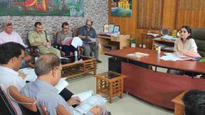 जिला सड़क सुरक्षा समिति की बैठक सोमवार को उपायुक्त गंधर्वा राठौड़ की अध्यक्षता में हुई, जिसमें सड़क सुरक्षा से संबंधित कई महत्वपूर्ण मुद्दों पर व्यापक चर्चा की गई।
