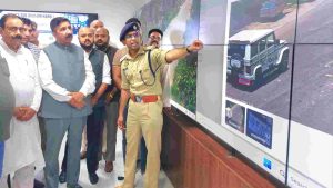 उपमुख्यमंत्री मुकेश अग्निहोत्री ने शुक्रवार को 5.50 करोड़ रुपये की लागत से स्थापित अत्याधुनिक कमांड एंड कंट्रोल सेंटर (सीसीटीवी सर्विलांस सिस्टम) 'आईना' का लोकार्पण किया। मिनी सचिवालय स्थित डीएसपी कार्यालय में स्थापित यह सेंटर आधुनिक एवं तकनीक आधारित स्मार्ट पुलिसिंग की दिशा में एक महत्वपूर्ण पहल है।
