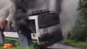 हिमाचल प्रदेश के जिला कांगड़ा में शनिवार को पालमपुर डिपो की एक चलती एचआरटीसी (HRTC) बस में अचानक भीषण आग लग गई। देखते ही देखते आग ने पूरी बस को अपनी चपेट में ले लिया।