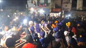 हेमकुंड साहिब यात्रा के दौरान उत्तराखंड के करणप्रयाग में हुए विवाद के बाद मामला अब हिमाचल-उत्तराखंड सीमा तक पहुंच गया है।